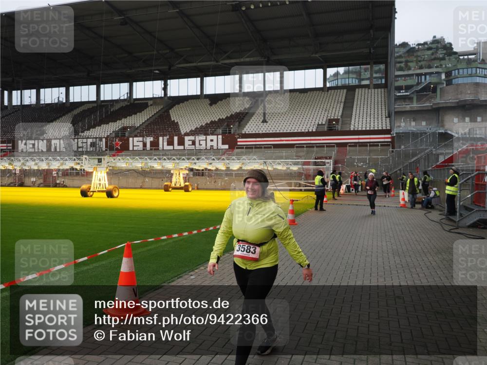 07.12.2025 - St. Pauli X-Mass-Run No. 15 Fabian Wolf http://msf.ph/oto/9422366 07.12.2025 11:51:59 Ziel 1916, 3445, 3583, 3794, 3795 meine-sportfotos.de