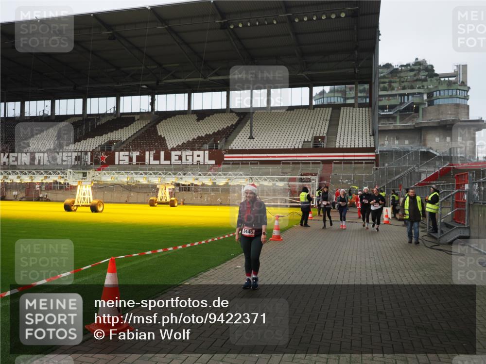 07.12.2025 - St. Pauli X-Mass-Run No. 15 Fabian Wolf http://msf.ph/oto/9422371 07.12.2025 11:52:05 Ziel 1916, 2121, 3445, 3583, 3648, 3650, 3659, 3865 meine-sportfotos.de