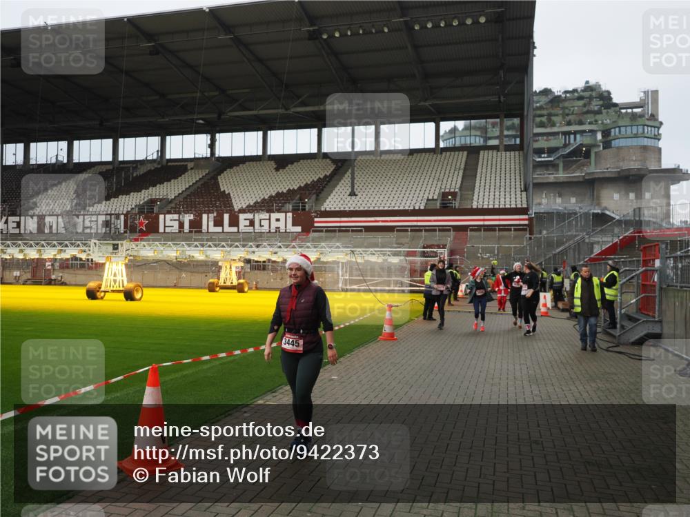 07.12.2025 - St. Pauli X-Mass-Run No. 15 Fabian Wolf http://msf.ph/oto/9422373 07.12.2025 11:52:06 Ziel 1916, 2121, 3445, 3583, 3648, 3650, 3659, 3865 meine-sportfotos.de