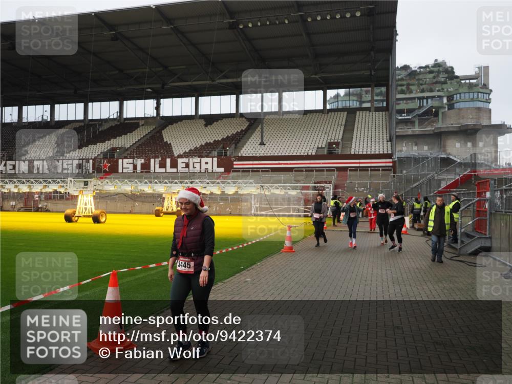 07.12.2025 - St. Pauli X-Mass-Run No. 15 Fabian Wolf http://msf.ph/oto/9422374 07.12.2025 11:52:06 Ziel 1916, 2121, 3445, 3583, 3648, 3650, 3659, 3865 meine-sportfotos.de