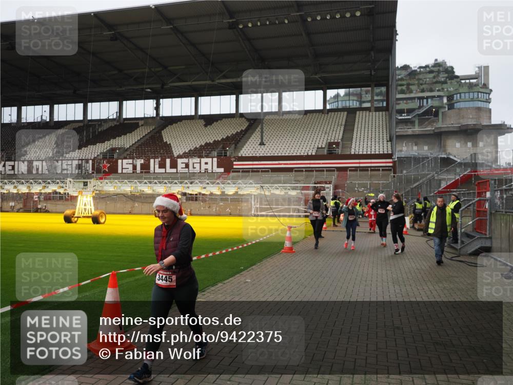 07.12.2025 - St. Pauli X-Mass-Run No. 15 Fabian Wolf http://msf.ph/oto/9422375 07.12.2025 11:52:07 Ziel 1916, 2121, 3445, 3648, 3650, 3659, 3865 meine-sportfotos.de