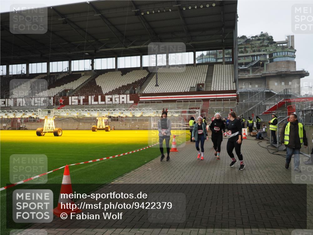 07.12.2025 - St. Pauli X-Mass-Run No. 15 Fabian Wolf http://msf.ph/oto/9422379 07.12.2025 11:52:09 Ziel 2121, 3445, 3648, 3650, 3659, 3865 meine-sportfotos.de