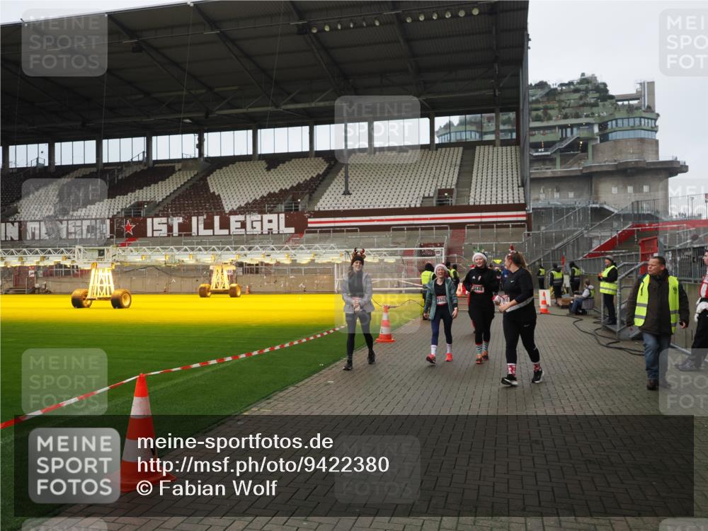 07.12.2025 - St. Pauli X-Mass-Run No. 15 Fabian Wolf http://msf.ph/oto/9422380 07.12.2025 11:52:10 Ziel 2121, 3445, 3648, 3650, 3659, 3865 meine-sportfotos.de