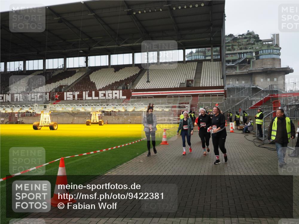 07.12.2025 - St. Pauli X-Mass-Run No. 15 Fabian Wolf http://msf.ph/oto/9422381 07.12.2025 11:52:10 Ziel 2121, 3445, 3648, 3650, 3659, 3865 meine-sportfotos.de