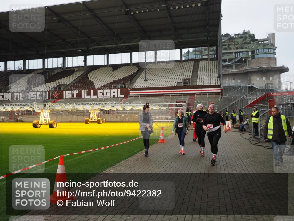 07.12.2025 - St. Pauli X-Mass-Run No. 15 Fabian Wolf http://msf.ph/oto/9422382 07.12.2025 11:52:10 Ziel 2121, 3445, 3648, 3650, 3659, 3865 meine-sportfotos.de