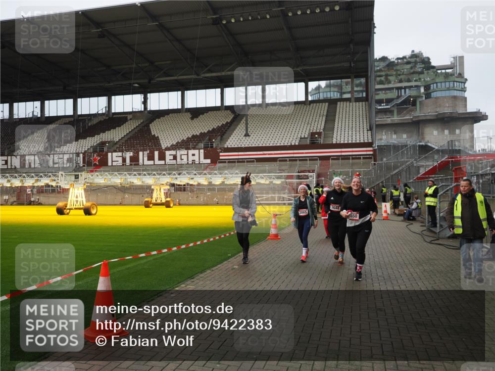 07.12.2025 - St. Pauli X-Mass-Run No. 15 Fabian Wolf http://msf.ph/oto/9422383 07.12.2025 11:52:10 Ziel 2121, 3445, 3648, 3650, 3659, 3865 meine-sportfotos.de