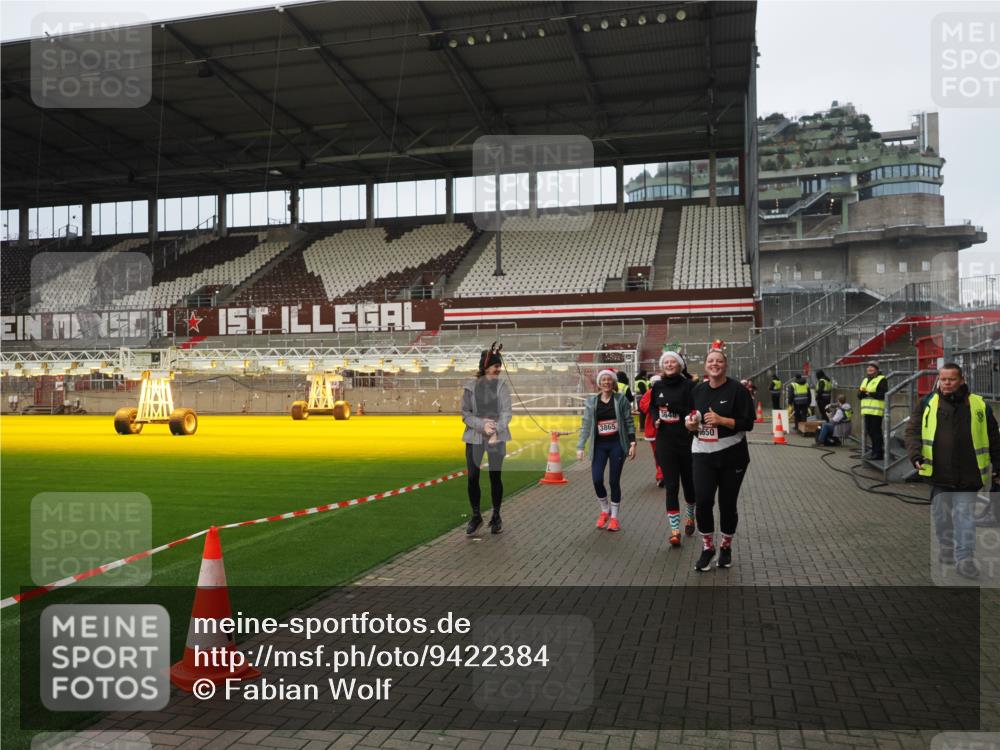 07.12.2025 - St. Pauli X-Mass-Run No. 15 Fabian Wolf http://msf.ph/oto/9422384 07.12.2025 11:52:10 Ziel 2121, 3445, 3648, 3650, 3659, 3865 meine-sportfotos.de