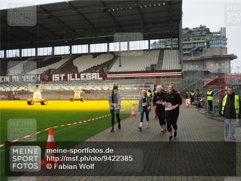 07.12.2025 - St. Pauli X-Mass-Run No. 15 Fabian Wolf http://msf.ph/oto/9422385 07.12.2025 11:52:11 Ziel 2121, 3445, 3648, 3650, 3659, 3865 meine-sportfotos.de