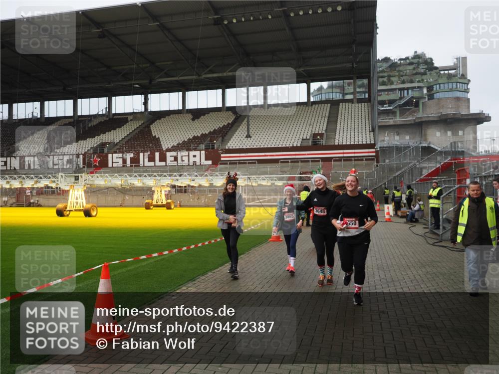 07.12.2025 - St. Pauli X-Mass-Run No. 15 Fabian Wolf http://msf.ph/oto/9422387 07.12.2025 11:52:11 Ziel 2121, 3445, 3648, 3650, 3659, 3865 meine-sportfotos.de
