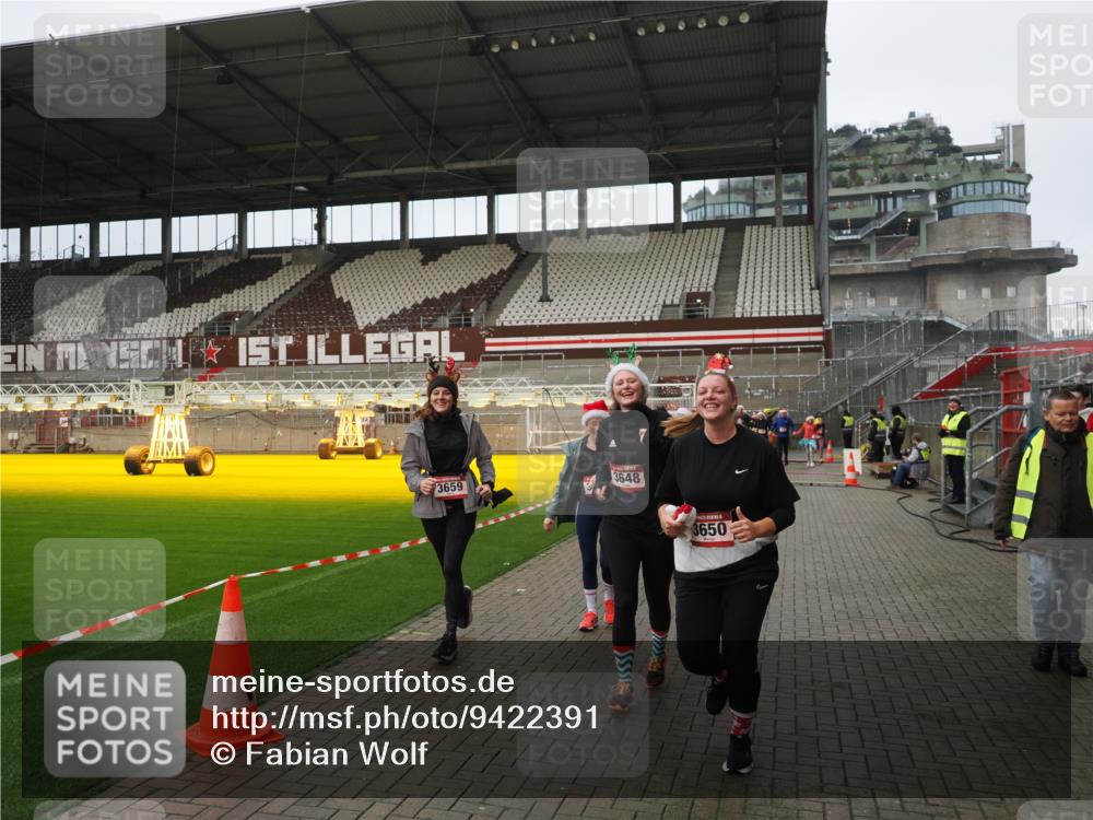 07.12.2025 - St. Pauli X-Mass-Run No. 15 Fabian Wolf http://msf.ph/oto/9422391 07.12.2025 11:52:12 Ziel 627, 2121, 3445, 3648, 3650, 3659, 3865 meine-sportfotos.de