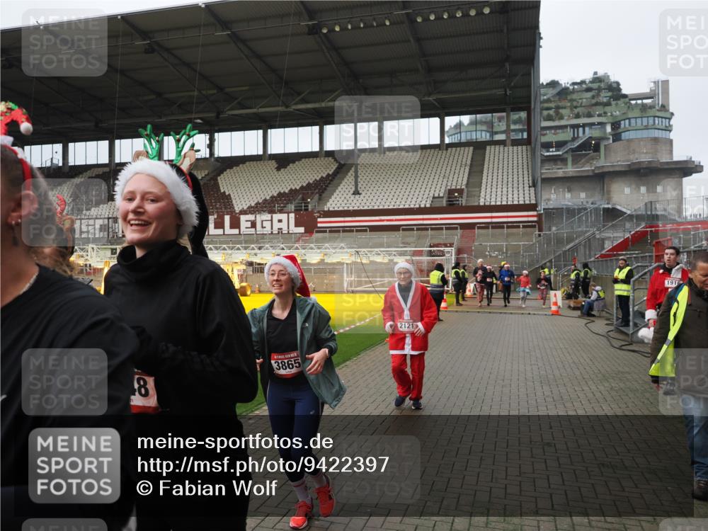 07.12.2025 - St. Pauli X-Mass-Run No. 15 Fabian Wolf http://msf.ph/oto/9422397 07.12.2025 11:52:13 Ziel 627, 644, 2121, 3276, 3280, 3445, 3648, 3650, 3659, 3865 meine-sportfotos.de