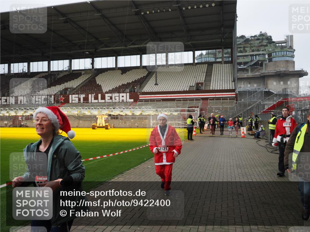 07.12.2025 - St. Pauli X-Mass-Run No. 15 Fabian Wolf http://msf.ph/oto/9422400 07.12.2025 11:52:14 Ziel 627, 644, 2121, 3276, 3280, 3445, 3648, 3650, 3659, 3865 meine-sportfotos.de