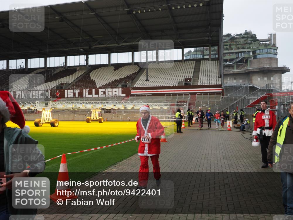 07.12.2025 - St. Pauli X-Mass-Run No. 15 Fabian Wolf http://msf.ph/oto/9422401 07.12.2025 11:52:14 Ziel 627, 644, 2121, 3276, 3280, 3445, 3648, 3650, 3659, 3865 meine-sportfotos.de