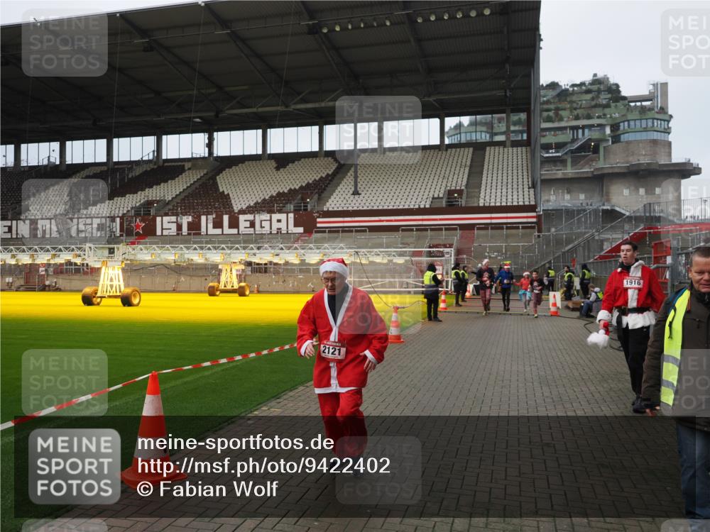 07.12.2025 - St. Pauli X-Mass-Run No. 15 Fabian Wolf http://msf.ph/oto/9422402 07.12.2025 11:52:14 Ziel 627, 644, 2121, 3276, 3280, 3445, 3648, 3650, 3659, 3865 meine-sportfotos.de