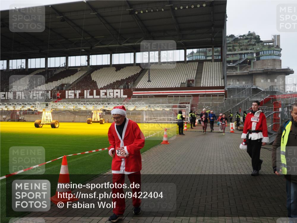 07.12.2025 - St. Pauli X-Mass-Run No. 15 Fabian Wolf http://msf.ph/oto/9422404 07.12.2025 11:52:15 Ziel 627, 644, 2121, 3276, 3280, 3445, 3648, 3650, 3659, 3865 meine-sportfotos.de