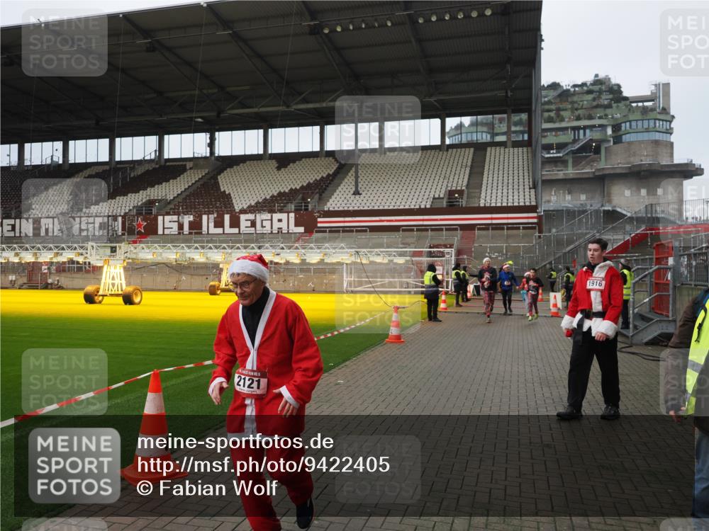 07.12.2025 - St. Pauli X-Mass-Run No. 15 Fabian Wolf http://msf.ph/oto/9422405 07.12.2025 11:52:15 Ziel 627, 644, 2121, 3276, 3280, 3445, 3648, 3650, 3659, 3865 meine-sportfotos.de
