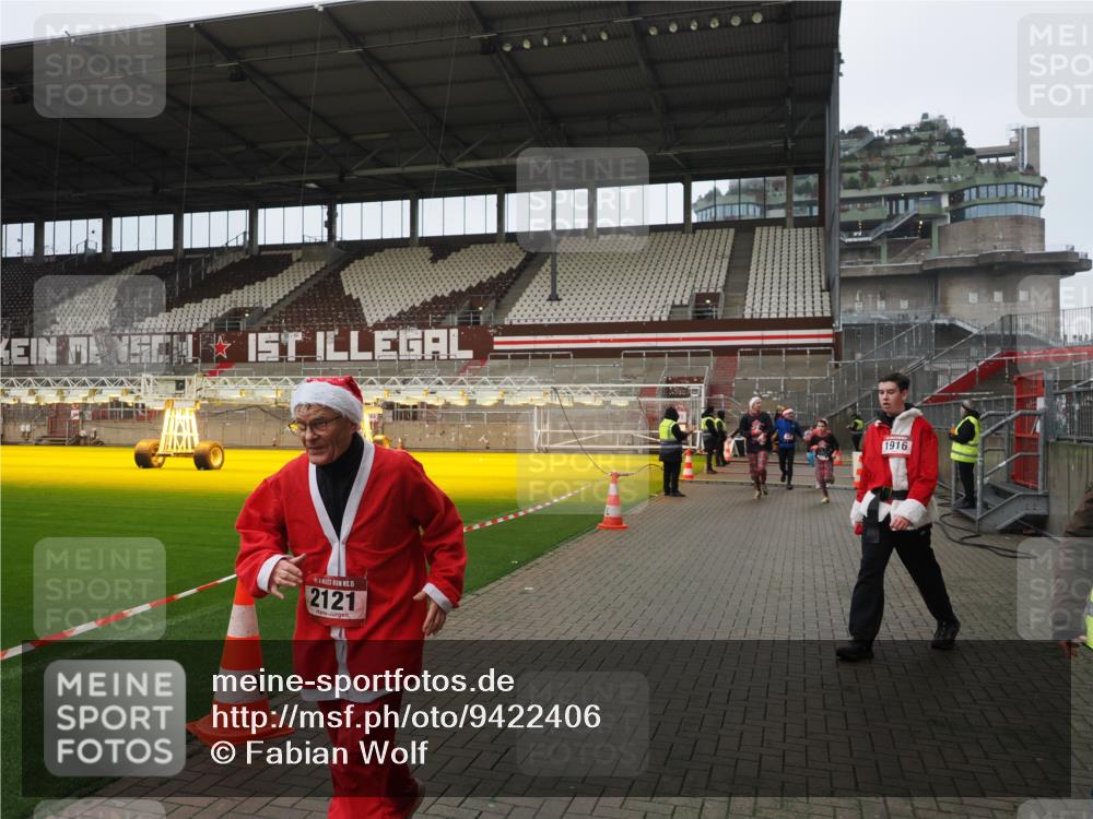 07.12.2025 - St. Pauli X-Mass-Run No. 15 Fabian Wolf http://msf.ph/oto/9422406 07.12.2025 11:52:15 Ziel 627, 644, 2121, 3276, 3280, 3445, 3648, 3650, 3659, 3865 meine-sportfotos.de