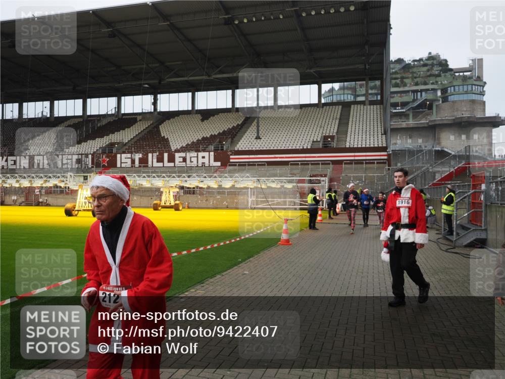 07.12.2025 - St. Pauli X-Mass-Run No. 15 Fabian Wolf http://msf.ph/oto/9422407 07.12.2025 11:52:15 Ziel 627, 644, 2121, 3276, 3280, 3445, 3648, 3650, 3659, 3865 meine-sportfotos.de