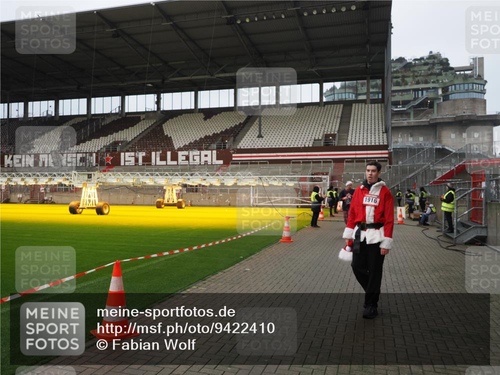 07.12.2025 - St. Pauli X-Mass-Run No. 15 Fabian Wolf http://msf.ph/oto/9422410 07.12.2025 11:52:16 Ziel 627, 644, 2121, 3276, 3280, 3648, 3650, 3659, 3865 meine-sportfotos.de
