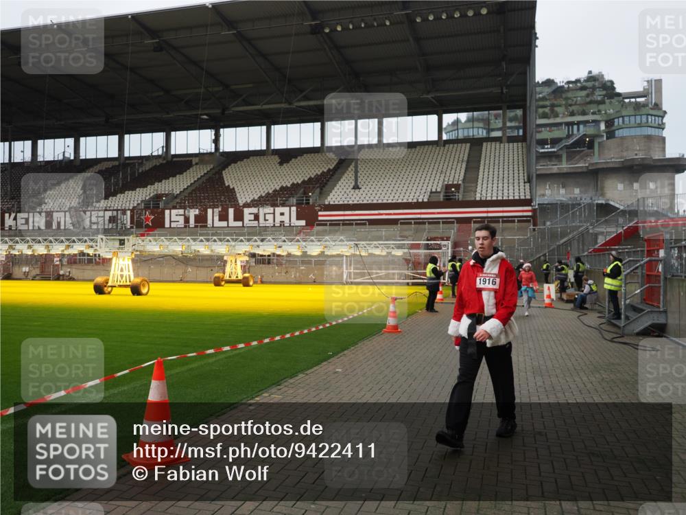 07.12.2025 - St. Pauli X-Mass-Run No. 15 Fabian Wolf http://msf.ph/oto/9422411 07.12.2025 11:52:16 Ziel 627, 644, 2121, 3276, 3280, 3648, 3650, 3659, 3865 meine-sportfotos.de