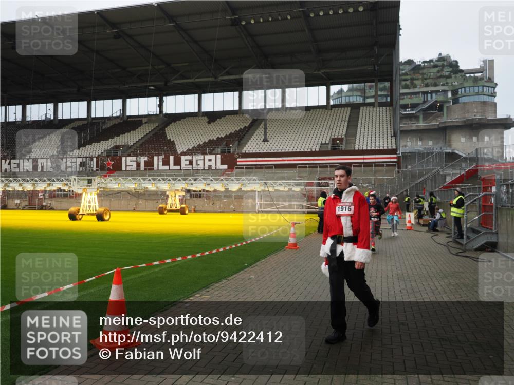 07.12.2025 - St. Pauli X-Mass-Run No. 15 Fabian Wolf http://msf.ph/oto/9422412 07.12.2025 11:52:16 Ziel 627, 644, 2121, 3276, 3280, 3648, 3650, 3659, 3865 meine-sportfotos.de