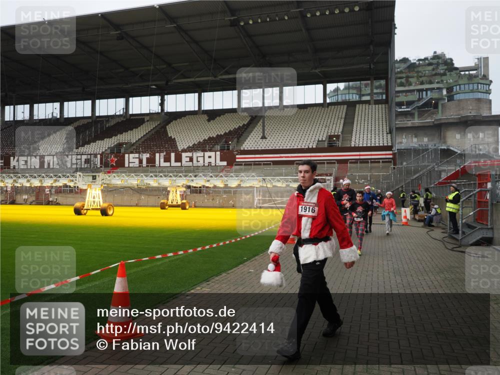 07.12.2025 - St. Pauli X-Mass-Run No. 15 Fabian Wolf http://msf.ph/oto/9422414 07.12.2025 11:52:17 Ziel 627, 644, 2121, 3276, 3280, 3648, 3650, 3659, 3865 meine-sportfotos.de