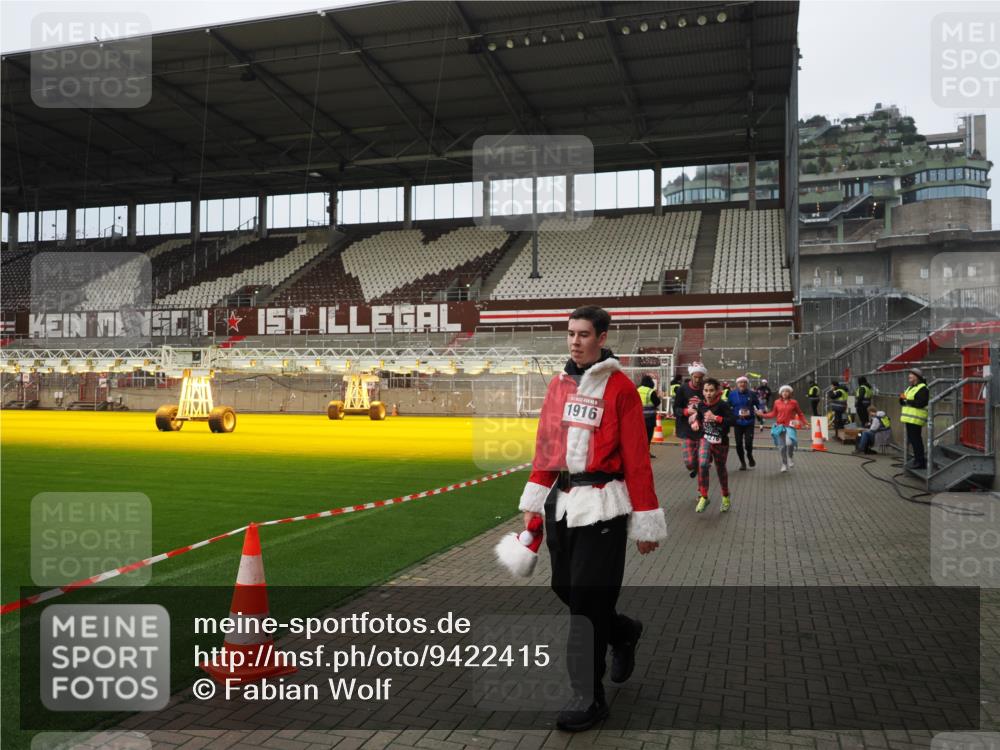 07.12.2025 - St. Pauli X-Mass-Run No. 15 Fabian Wolf http://msf.ph/oto/9422415 07.12.2025 11:52:17 Ziel 627, 644, 2121, 3276, 3280, 3648, 3650, 3659, 3865 meine-sportfotos.de