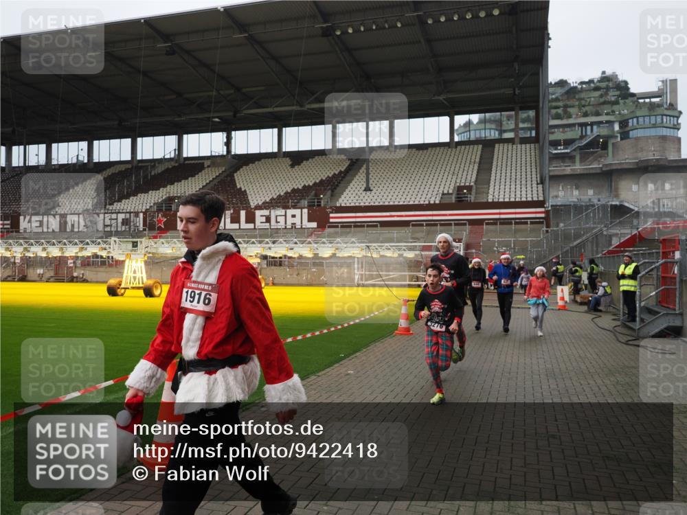 07.12.2025 - St. Pauli X-Mass-Run No. 15 Fabian Wolf http://msf.ph/oto/9422418 07.12.2025 11:52:18 Ziel 620, 627, 644, 2121, 3276, 3280, 3648, 3650, 3659, 3865 meine-sportfotos.de