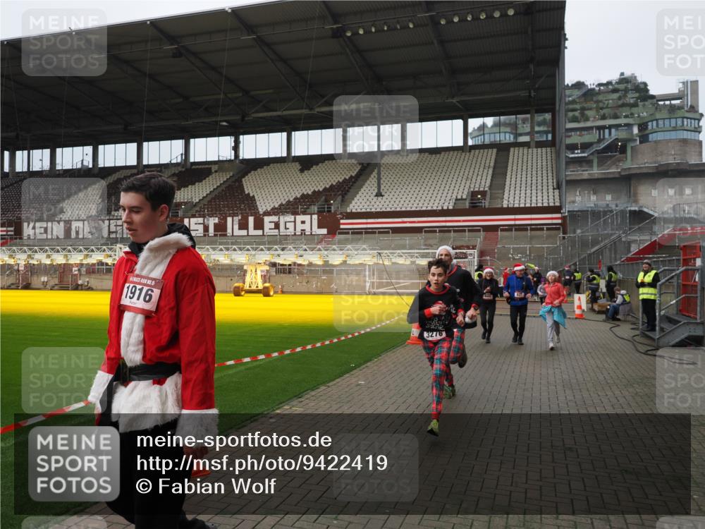 07.12.2025 - St. Pauli X-Mass-Run No. 15 Fabian Wolf http://msf.ph/oto/9422419 07.12.2025 11:52:18 Ziel 620, 627, 644, 2121, 3276, 3280, 3648, 3650, 3659, 3865 meine-sportfotos.de