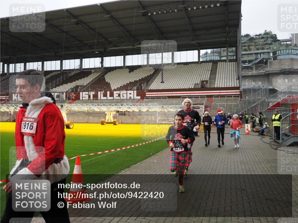 07.12.2025 - St. Pauli X-Mass-Run No. 15 Fabian Wolf http://msf.ph/oto/9422420 07.12.2025 11:52:18 Ziel 620, 627, 644, 2121, 3276, 3280, 3648, 3650, 3659, 3865 meine-sportfotos.de