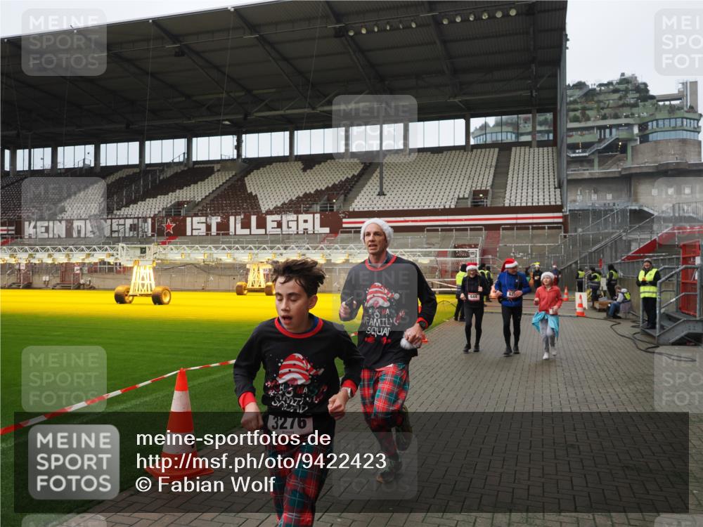 07.12.2025 - St. Pauli X-Mass-Run No. 15 Fabian Wolf http://msf.ph/oto/9422423 07.12.2025 11:52:19 Ziel 620, 627, 644, 2121, 3276, 3280, 3648, 3650, 3659, 3865 meine-sportfotos.de