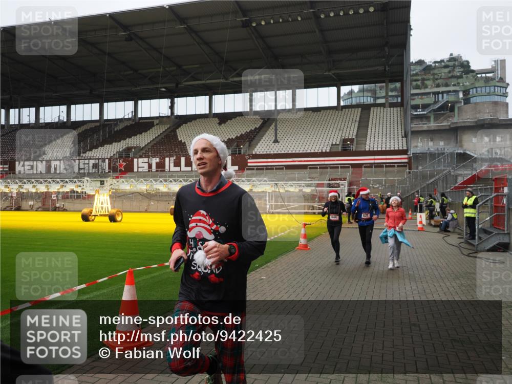 07.12.2025 - St. Pauli X-Mass-Run No. 15 Fabian Wolf http://msf.ph/oto/9422425 07.12.2025 11:52:19 Ziel 620, 627, 644, 2121, 3276, 3280, 3648, 3650, 3659, 3865 meine-sportfotos.de
