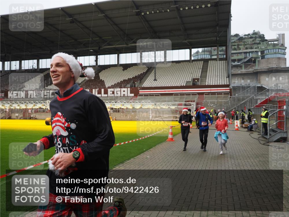 07.12.2025 - St. Pauli X-Mass-Run No. 15 Fabian Wolf http://msf.ph/oto/9422426 07.12.2025 11:52:19 Ziel 620, 627, 644, 2121, 3276, 3280, 3648, 3650, 3659, 3865 meine-sportfotos.de