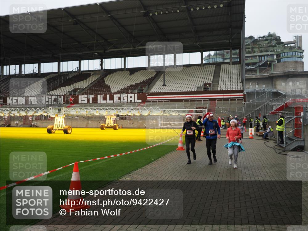 07.12.2025 - St. Pauli X-Mass-Run No. 15 Fabian Wolf http://msf.ph/oto/9422427 07.12.2025 11:52:20 Ziel 613, 620, 627, 644, 2121, 3276, 3280, 3648, 3650, 3659, 3865 meine-sportfotos.de