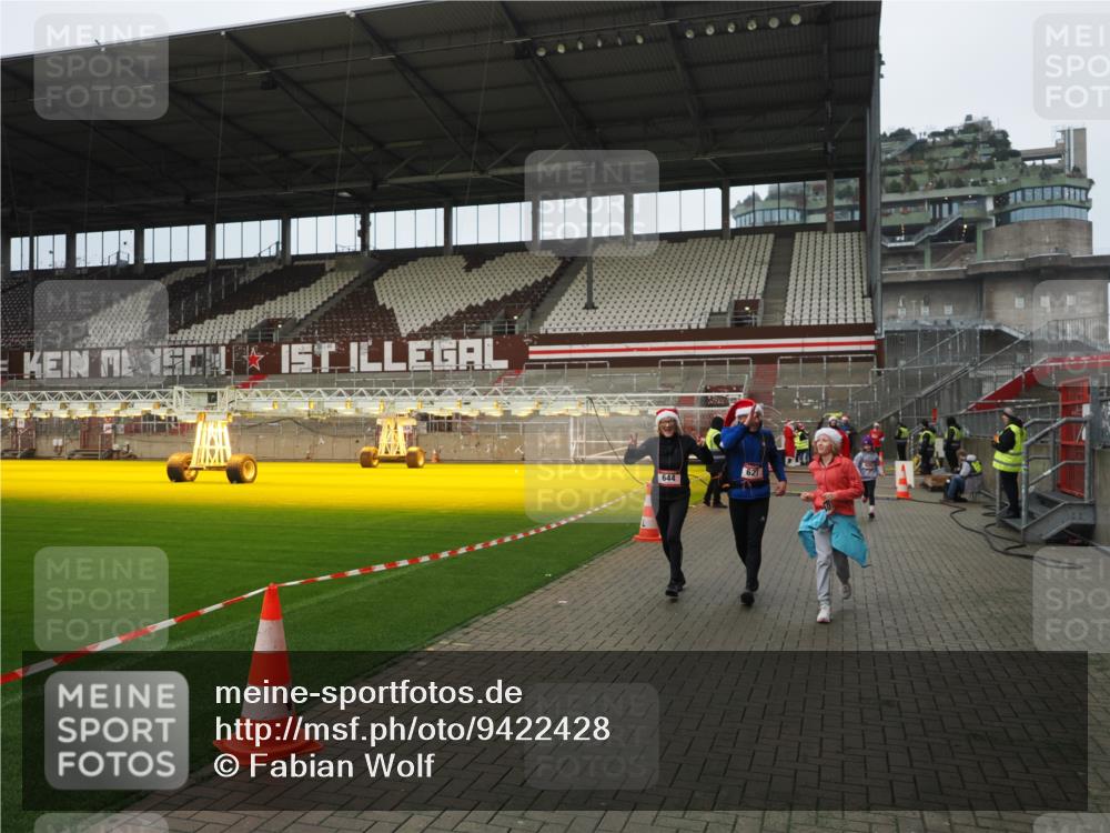 07.12.2025 - St. Pauli X-Mass-Run No. 15 Fabian Wolf http://msf.ph/oto/9422428 07.12.2025 11:52:20 Ziel 613, 620, 627, 644, 2121, 3276, 3280, 3648, 3650, 3659, 3865 meine-sportfotos.de
