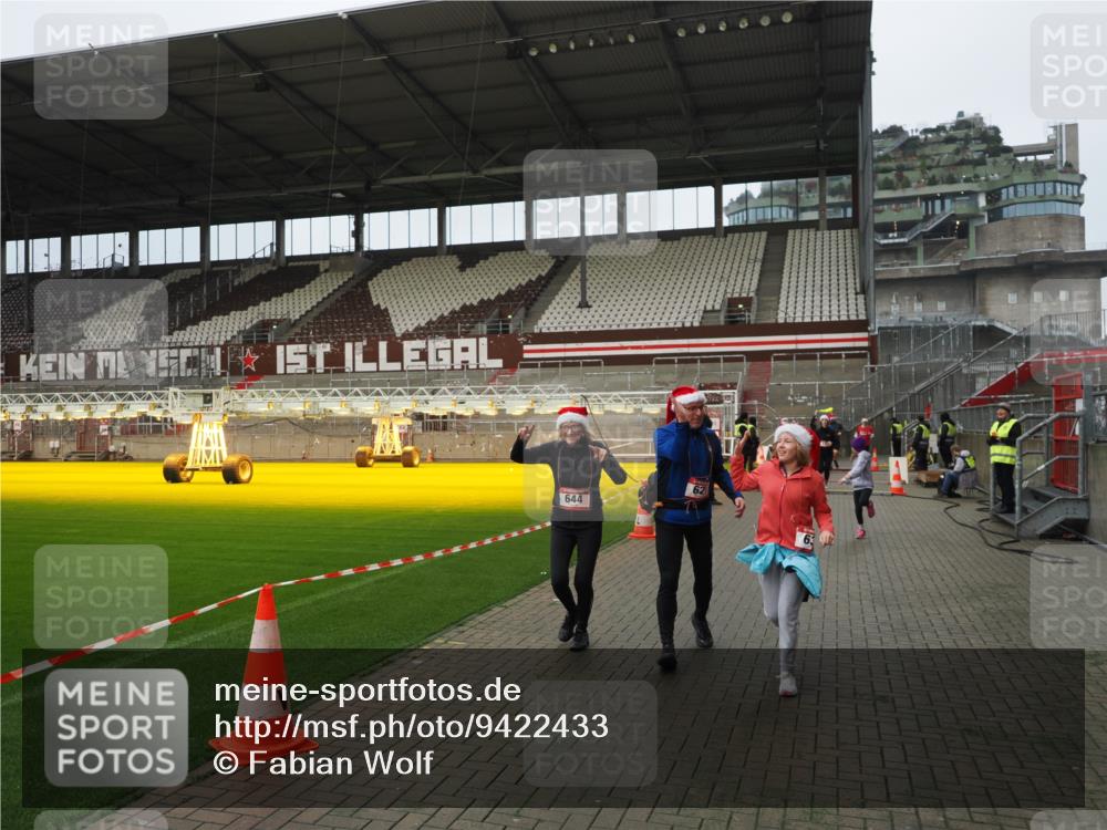 07.12.2025 - St. Pauli X-Mass-Run No. 15 Fabian Wolf http://msf.ph/oto/9422433 07.12.2025 11:52:21 Ziel 613, 620, 627, 644, 2121, 3276, 3280, 3648, 3865 meine-sportfotos.de
