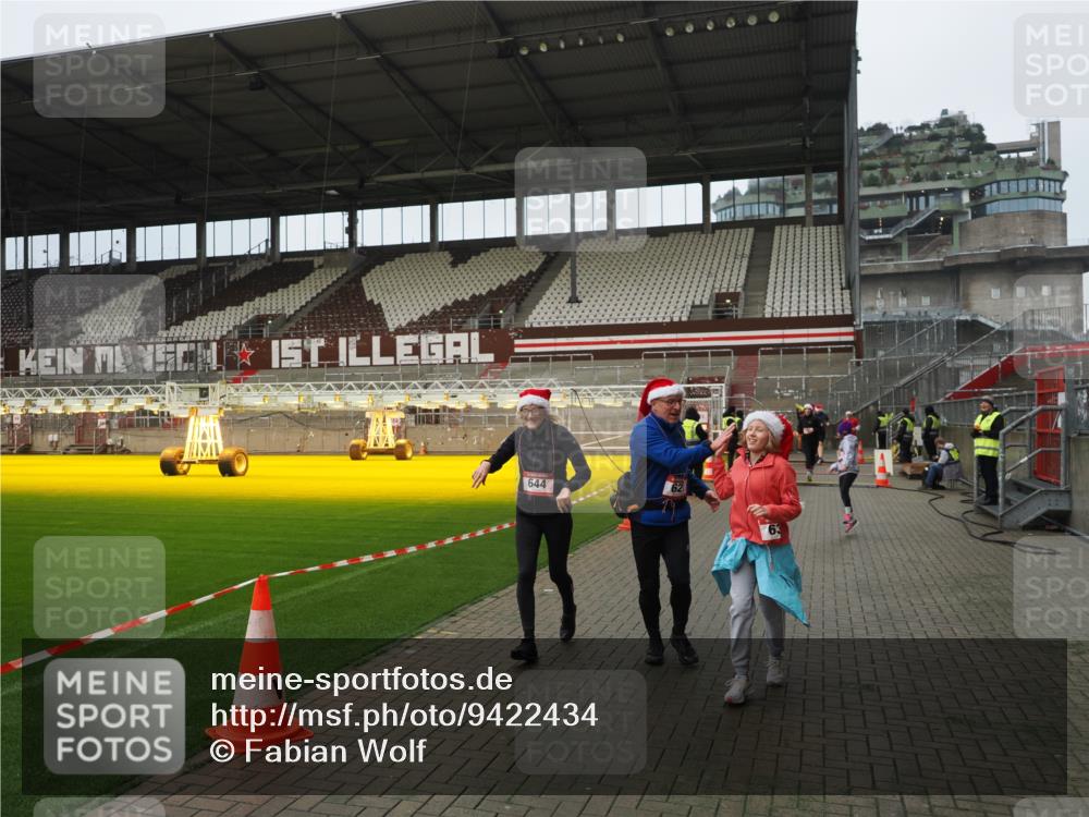 07.12.2025 - St. Pauli X-Mass-Run No. 15 Fabian Wolf http://msf.ph/oto/9422434 07.12.2025 11:52:21 Ziel 613, 620, 627, 644, 2121, 3276, 3280, 3648, 3865 meine-sportfotos.de