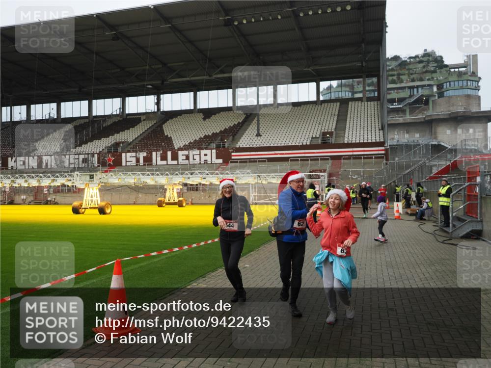 07.12.2025 - St. Pauli X-Mass-Run No. 15 Fabian Wolf http://msf.ph/oto/9422435 07.12.2025 11:52:21 Ziel 613, 620, 627, 644, 2121, 3276, 3280, 3648, 3865 meine-sportfotos.de
