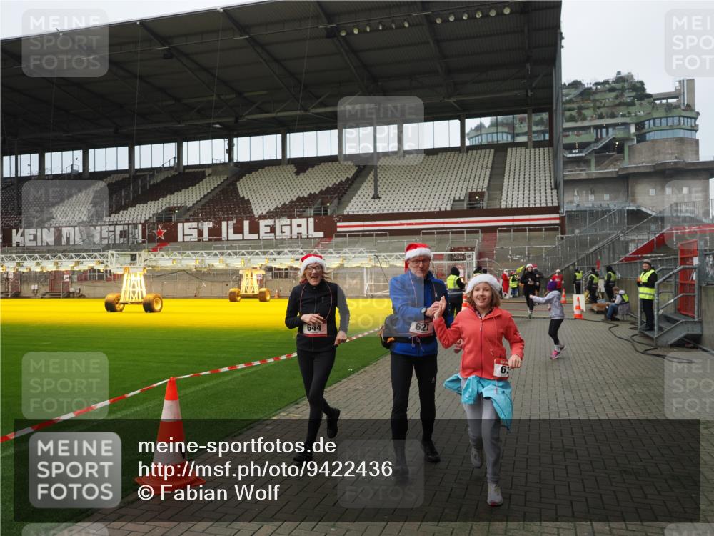 07.12.2025 - St. Pauli X-Mass-Run No. 15 Fabian Wolf http://msf.ph/oto/9422436 07.12.2025 11:52:22 Ziel 613, 620, 627, 644, 2121, 3276, 3280 meine-sportfotos.de