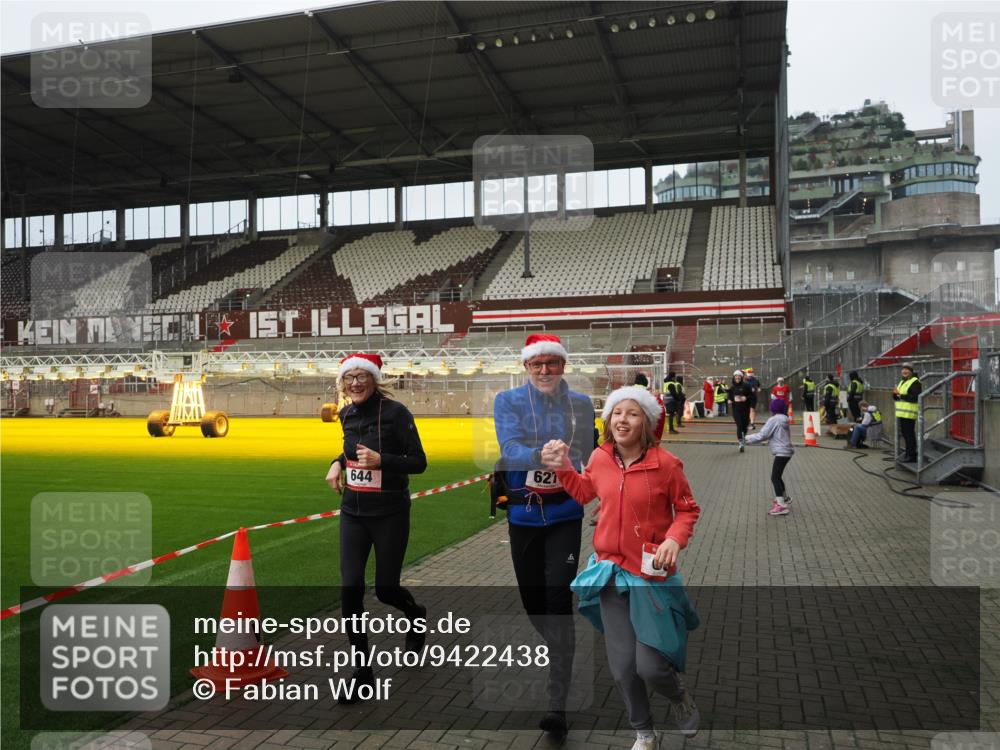 07.12.2025 - St. Pauli X-Mass-Run No. 15 Fabian Wolf http://msf.ph/oto/9422438 07.12.2025 11:52:22 Ziel 613, 620, 627, 644, 2121, 3276, 3280 meine-sportfotos.de