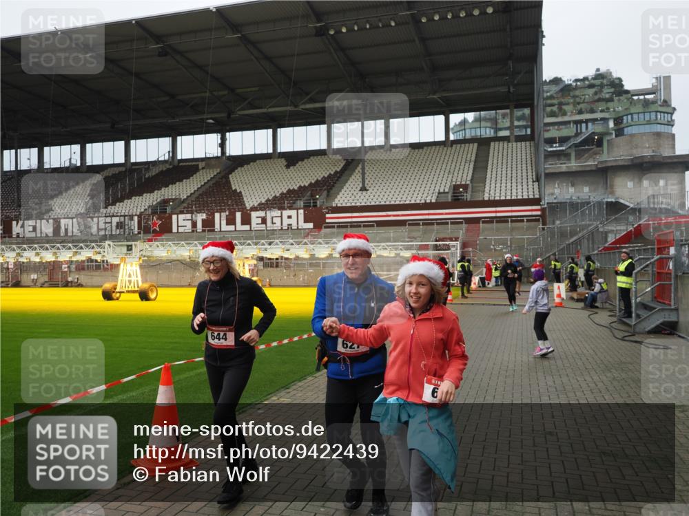 07.12.2025 - St. Pauli X-Mass-Run No. 15 Fabian Wolf http://msf.ph/oto/9422439 07.12.2025 11:52:22 Ziel 613, 620, 627, 644, 2121, 3276, 3280 meine-sportfotos.de