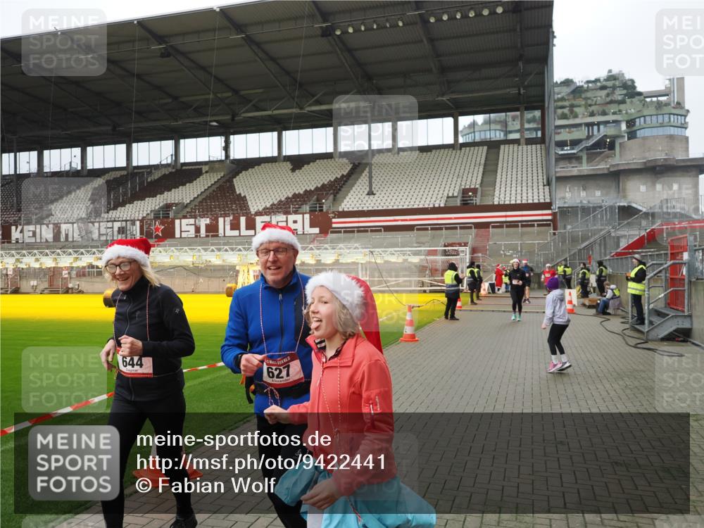 07.12.2025 - St. Pauli X-Mass-Run No. 15 Fabian Wolf http://msf.ph/oto/9422441 07.12.2025 11:52:23 Ziel 613, 618, 620, 627, 644, 2121, 3276, 3280, 3886 meine-sportfotos.de