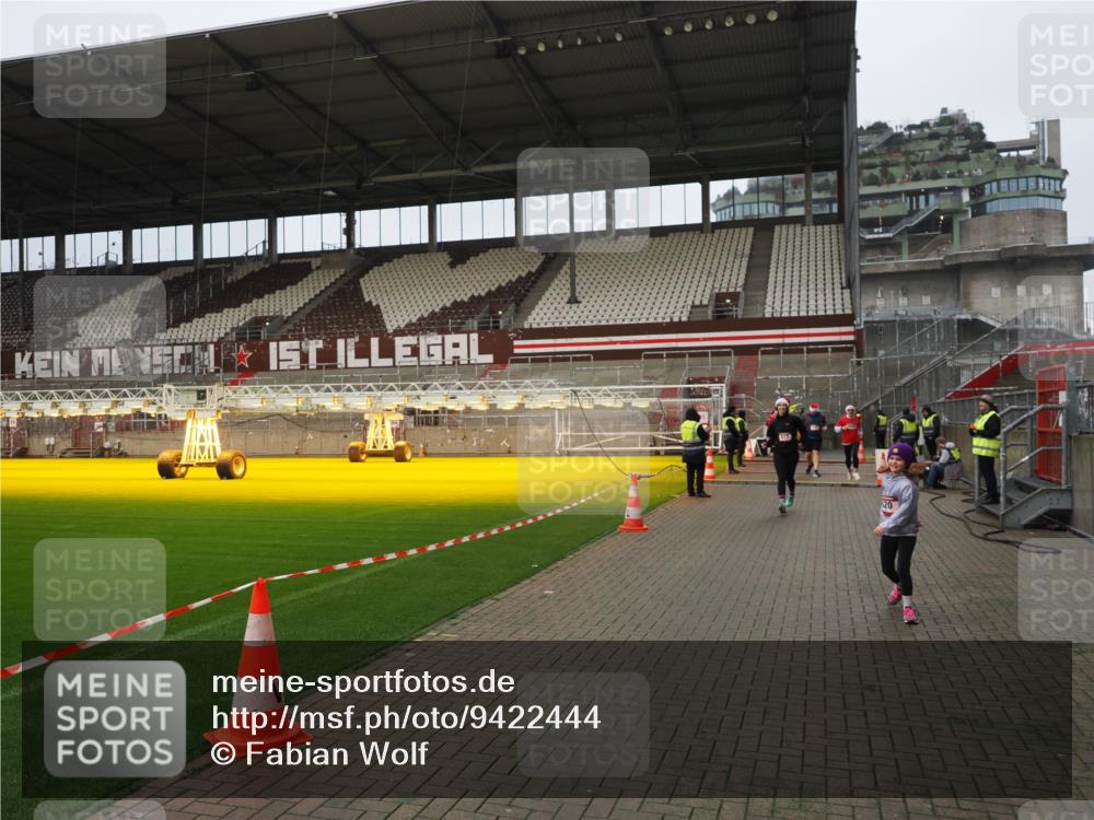 07.12.2025 - St. Pauli X-Mass-Run No. 15 Fabian Wolf http://msf.ph/oto/9422444 07.12.2025 11:52:23 Ziel 613, 618, 620, 627, 644, 2121, 3276, 3280, 3886 meine-sportfotos.de