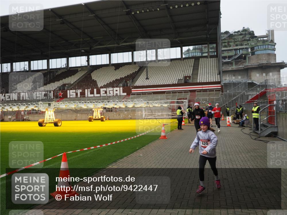 07.12.2025 - St. Pauli X-Mass-Run No. 15 Fabian Wolf http://msf.ph/oto/9422447 07.12.2025 11:52:25 Ziel 613, 618, 620, 627, 644, 3276, 3280, 3886 meine-sportfotos.de
