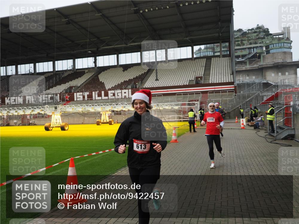 07.12.2025 - St. Pauli X-Mass-Run No. 15 Fabian Wolf http://msf.ph/oto/9422457 07.12.2025 11:52:28 Ziel 613, 618, 620, 627, 644, 3276, 3280, 3886 meine-sportfotos.de
