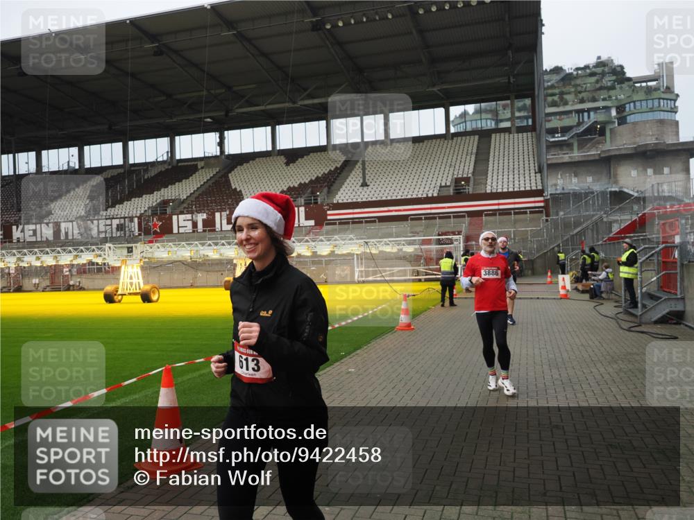 07.12.2025 - St. Pauli X-Mass-Run No. 15 Fabian Wolf http://msf.ph/oto/9422458 07.12.2025 11:52:28 Ziel 613, 618, 620, 627, 644, 3276, 3280, 3886 meine-sportfotos.de