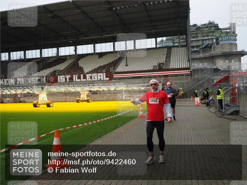 07.12.2025 - St. Pauli X-Mass-Run No. 15 Fabian Wolf http://msf.ph/oto/9422460 07.12.2025 11:52:29 Ziel 613, 618, 620, 627, 644, 3276, 3280, 3886 meine-sportfotos.de