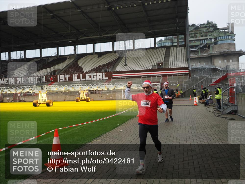 07.12.2025 - St. Pauli X-Mass-Run No. 15 Fabian Wolf http://msf.ph/oto/9422461 07.12.2025 11:52:29 Ziel 613, 618, 620, 627, 644, 3276, 3280, 3886 meine-sportfotos.de