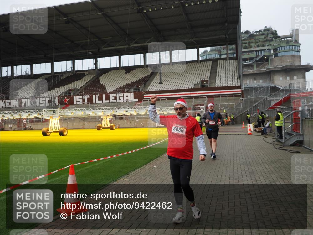 07.12.2025 - St. Pauli X-Mass-Run No. 15 Fabian Wolf http://msf.ph/oto/9422462 07.12.2025 11:52:30 Ziel 613, 618, 620, 627, 644, 3276, 3280, 3886 meine-sportfotos.de