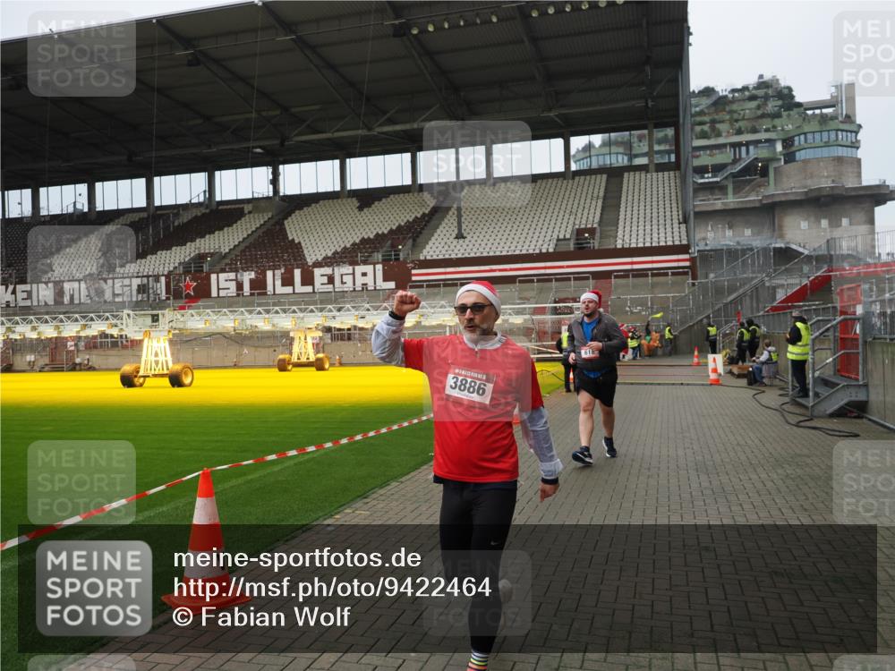 07.12.2025 - St. Pauli X-Mass-Run No. 15 Fabian Wolf http://msf.ph/oto/9422464 07.12.2025 11:52:30 Ziel 613, 618, 620, 627, 644, 3276, 3280, 3886 meine-sportfotos.de